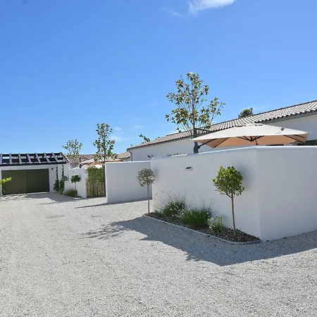Holiday home Maison Plain Pied Avec Parking Et Climatisation A Saint-vivien - Fr-1-706-35 *
