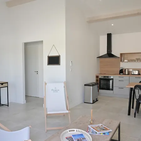 Holiday home Maison Plain Pied Avec Parking Et Climatisation A Saint-vivien - Fr-1-706-35