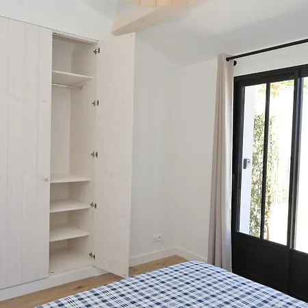 Holiday home Maison Plain Pied Avec Parking Et Climatisation A Saint-vivien - Fr-1-706-35 *